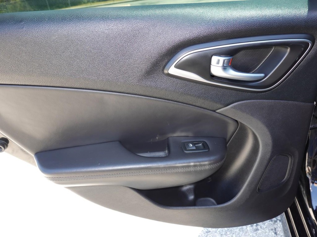 Chrysler 200 Vehicle Full-screen Gallery Image 20