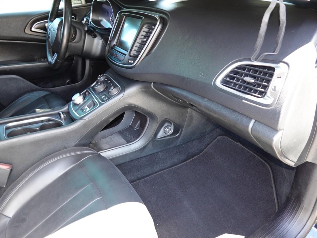 Chrysler 200 Vehicle Full-screen Gallery Image 21