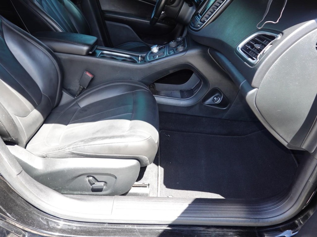 Chrysler 200 Vehicle Full-screen Gallery Image 22