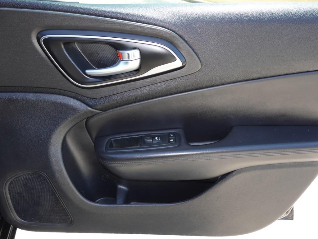 Chrysler 200 Vehicle Full-screen Gallery Image 23