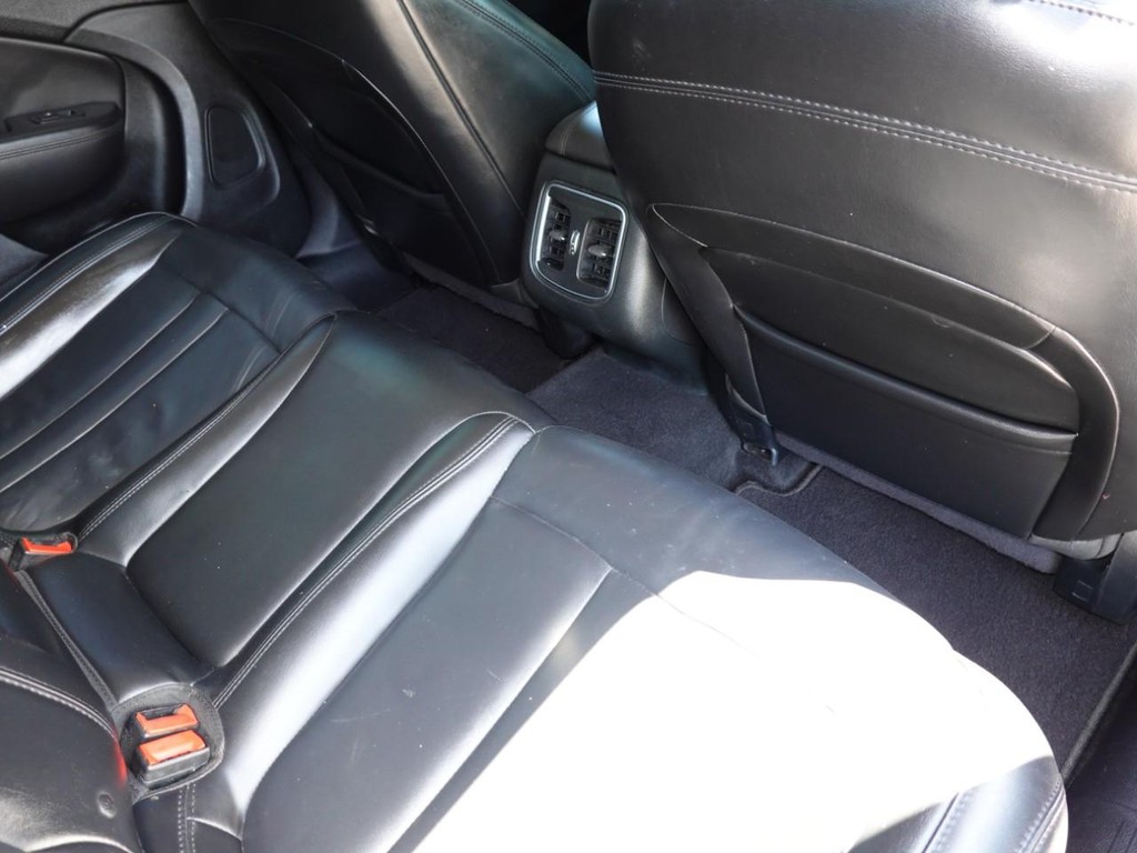 Chrysler 200 Vehicle Full-screen Gallery Image 24