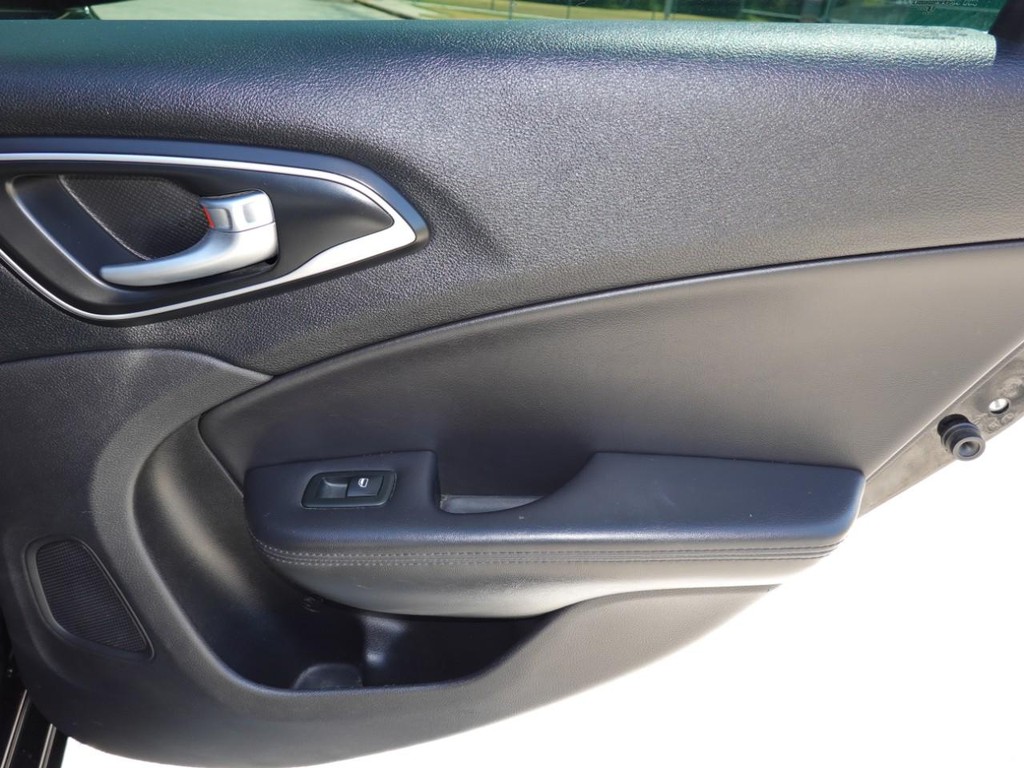 Chrysler 200 Vehicle Full-screen Gallery Image 25