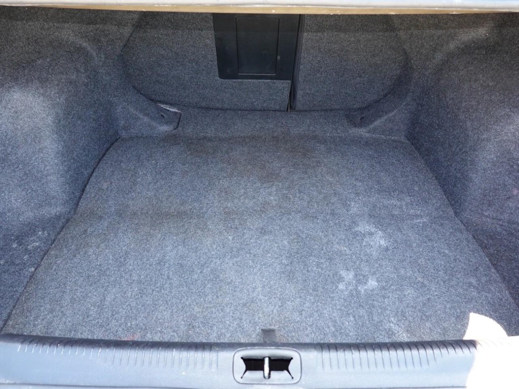 Chrysler 200 Vehicle Full-screen Gallery Image 26
