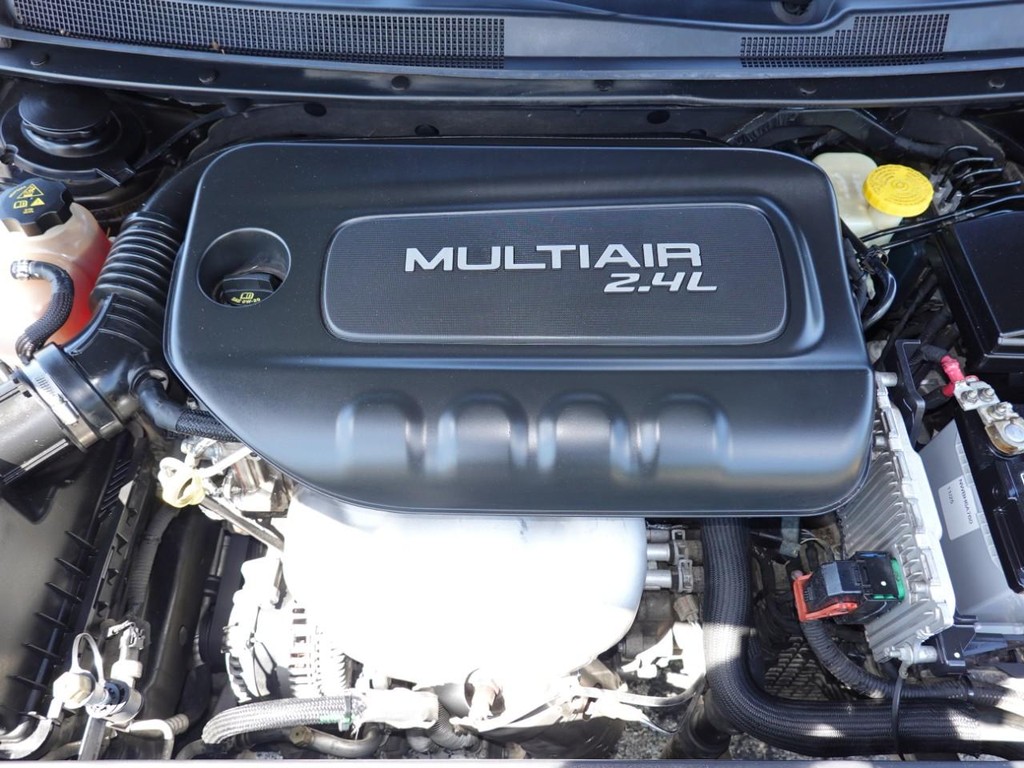 Chrysler 200 Vehicle Full-screen Gallery Image 27