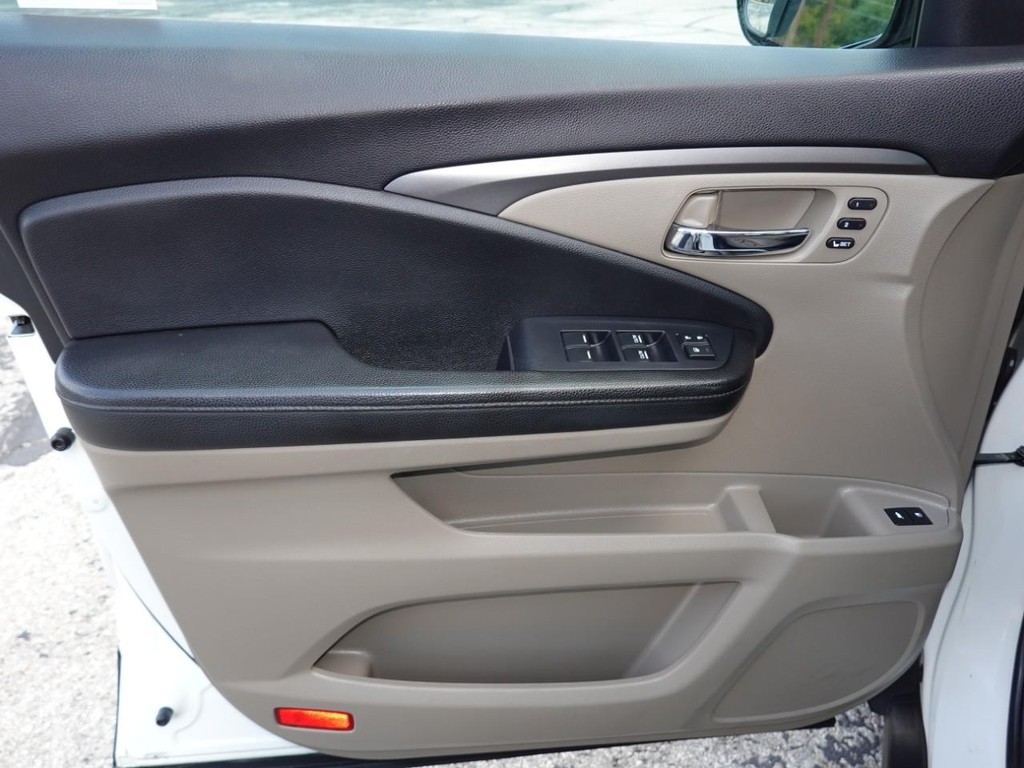Honda Pilot Vehicle Full-screen Gallery Image 18