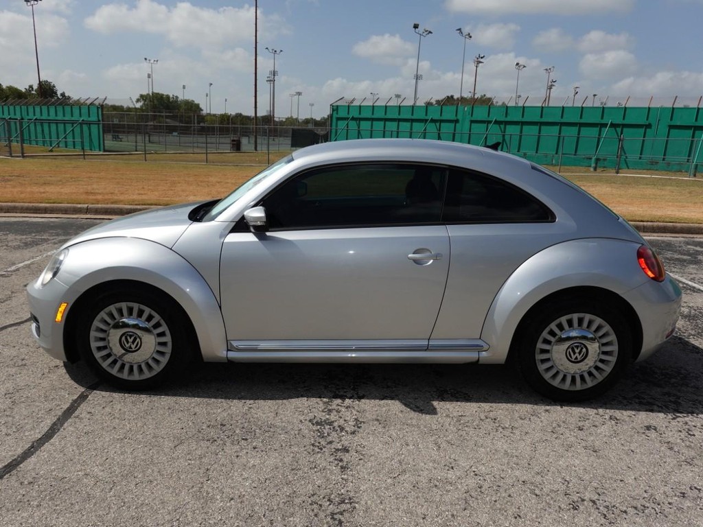 Volkswagen Beetle Coupe Vehicle Full-screen Gallery Image 04