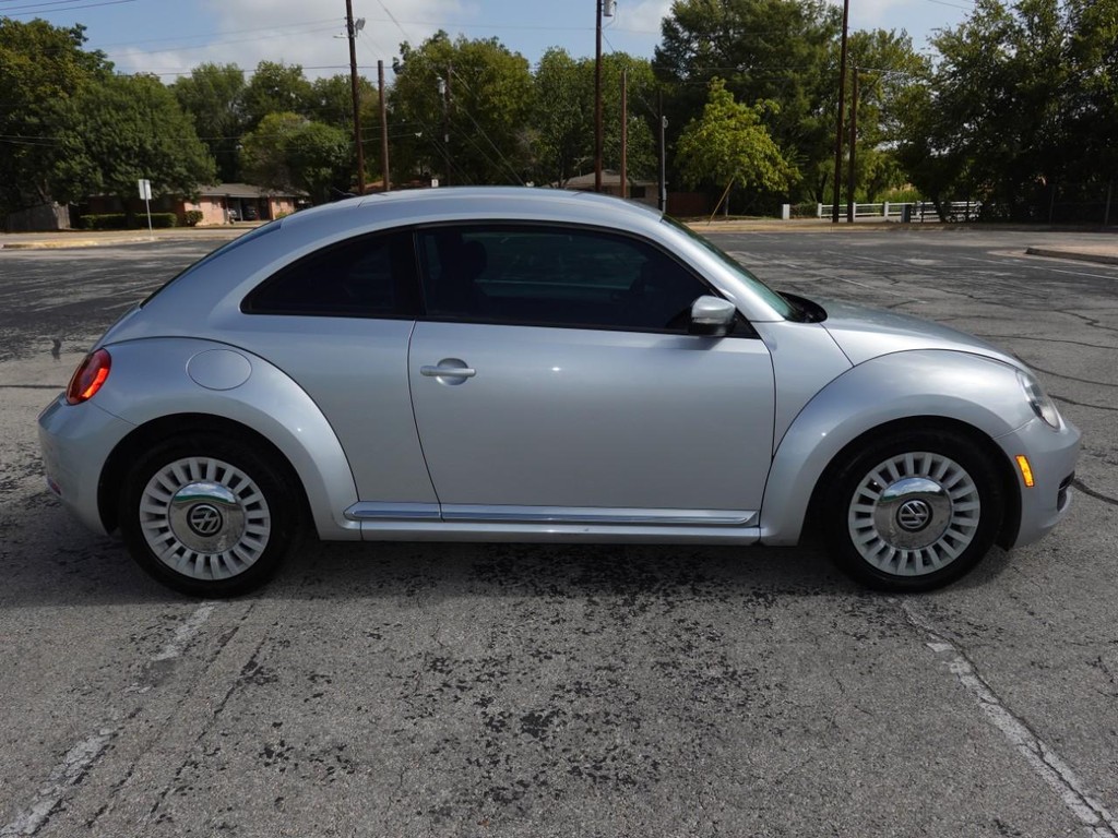 Volkswagen Beetle Coupe Vehicle Full-screen Gallery Image 08