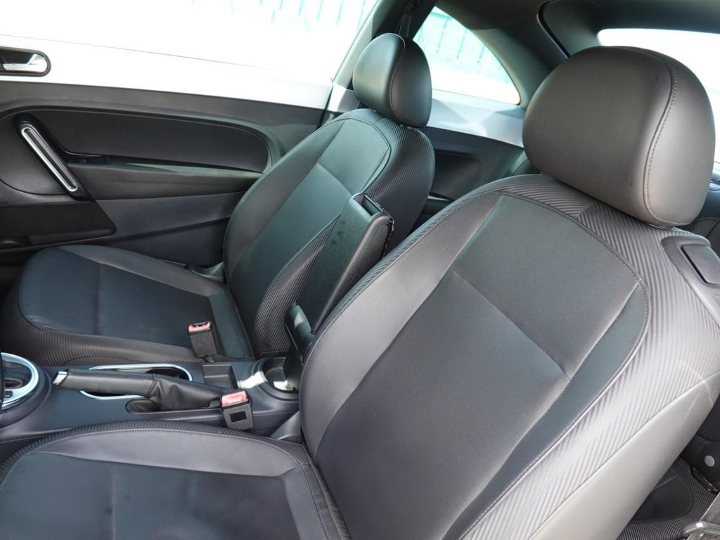Volkswagen Beetle Coupe Vehicle Full-screen Gallery Image 15