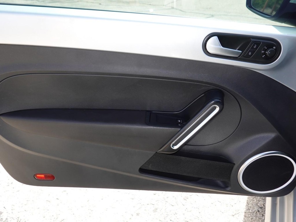 Volkswagen Beetle Coupe Vehicle Full-screen Gallery Image 17