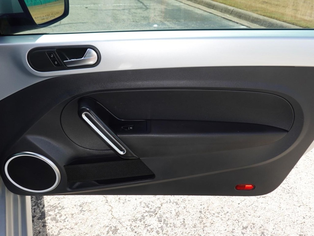 Volkswagen Beetle Coupe Vehicle Full-screen Gallery Image 21
