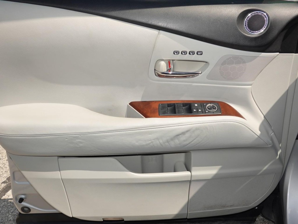 Lexus RX 350 Vehicle Full-screen Gallery Image 19