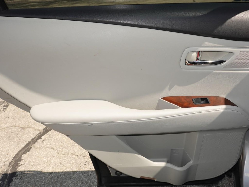 Lexus RX 350 Vehicle Full-screen Gallery Image 21