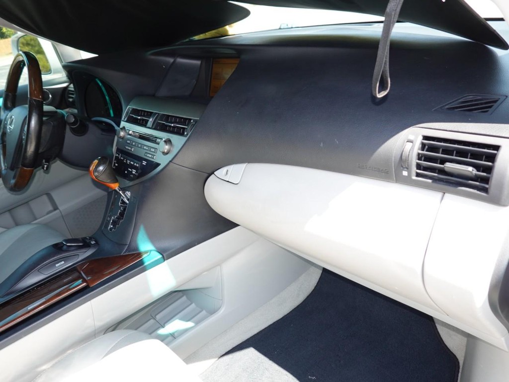 Lexus RX 350 Vehicle Full-screen Gallery Image 22