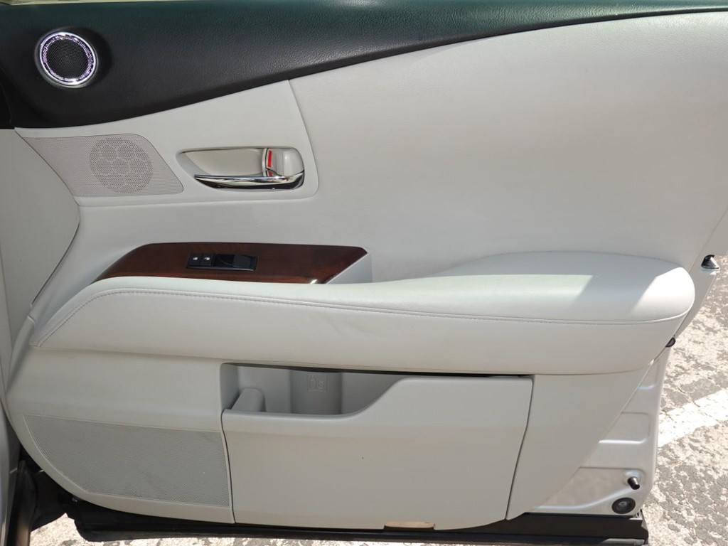 Lexus RX 350 Vehicle Full-screen Gallery Image 23