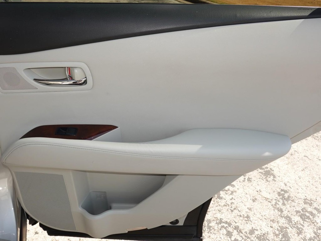 Lexus RX 350 Vehicle Full-screen Gallery Image 25