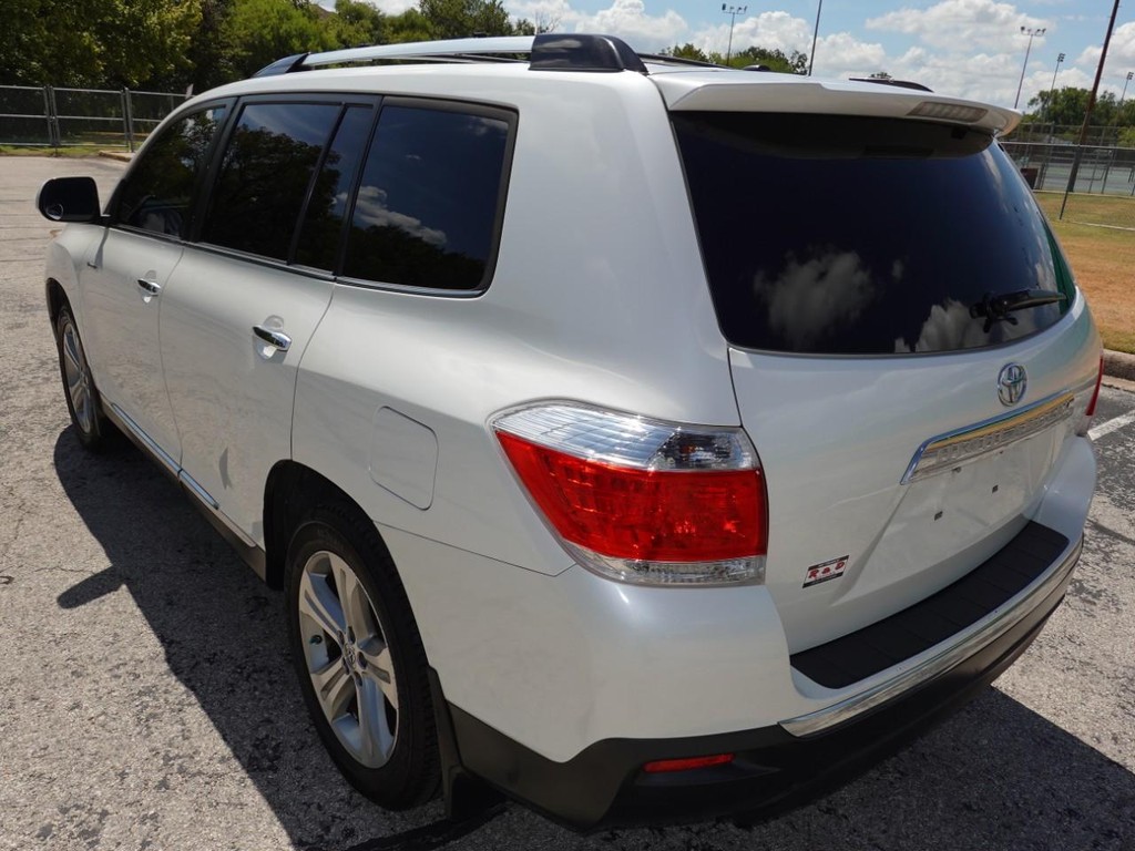 Toyota Highlander Vehicle Full-screen Gallery Image 05