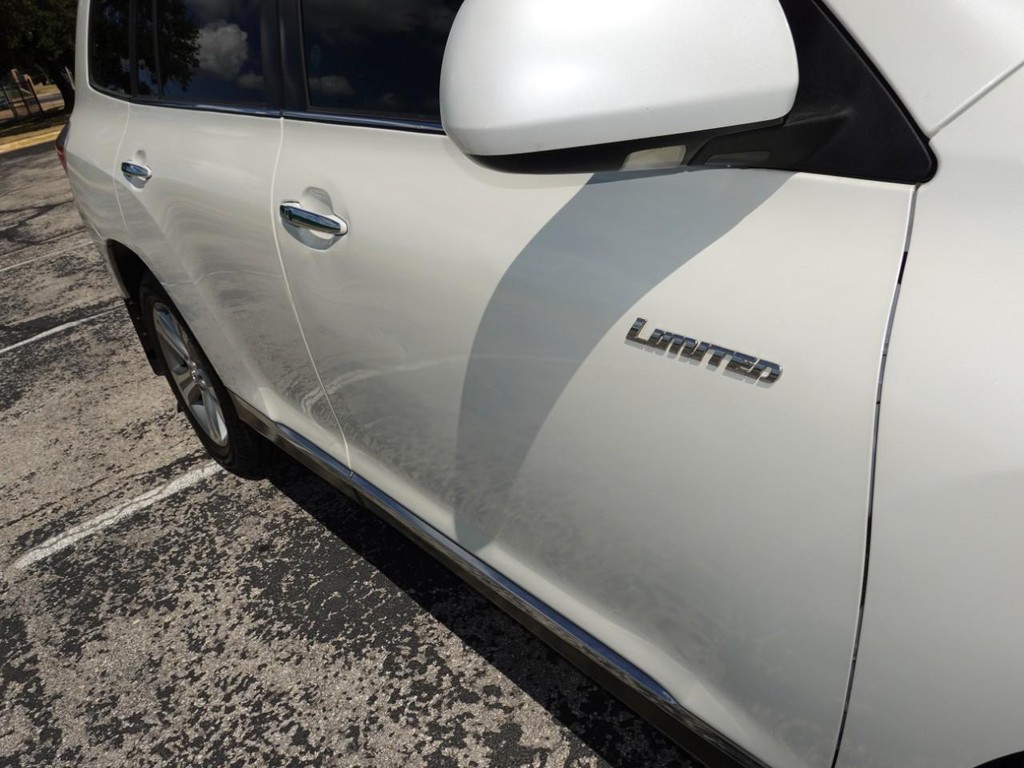 Toyota Highlander Vehicle Full-screen Gallery Image 11
