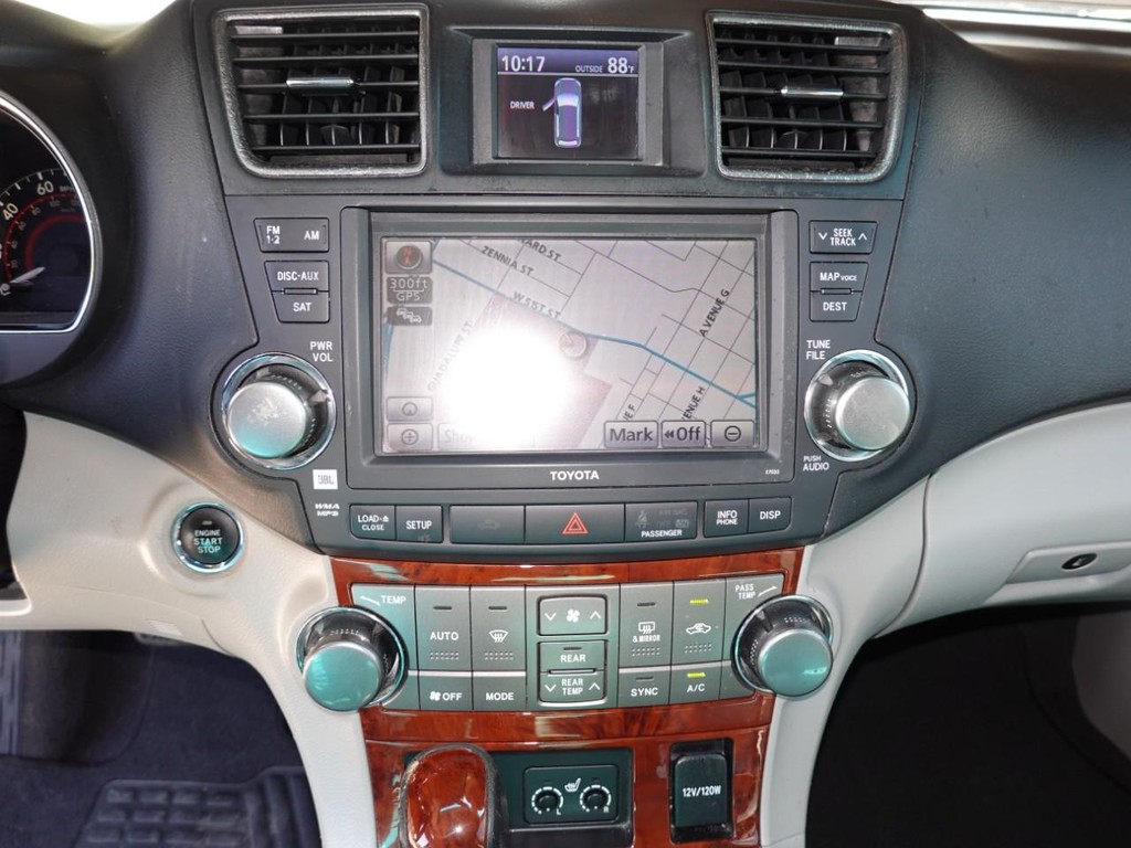 Toyota Highlander Vehicle Full-screen Gallery Image 14