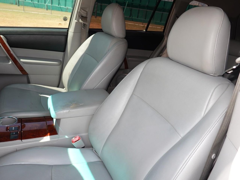 Toyota Highlander Vehicle Full-screen Gallery Image 16