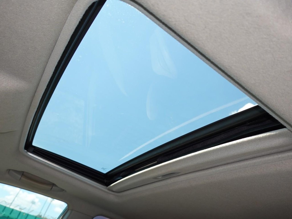 Toyota Highlander Vehicle Full-screen Gallery Image 17