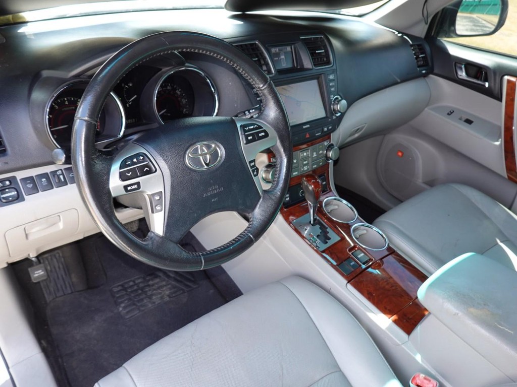 Toyota Highlander Vehicle Full-screen Gallery Image 18