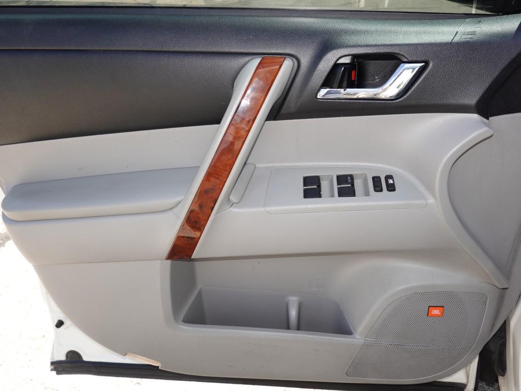 Toyota Highlander Vehicle Full-screen Gallery Image 19