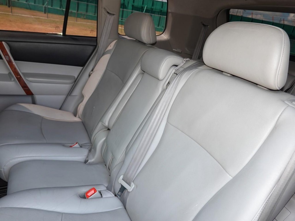 Toyota Highlander Vehicle Full-screen Gallery Image 20