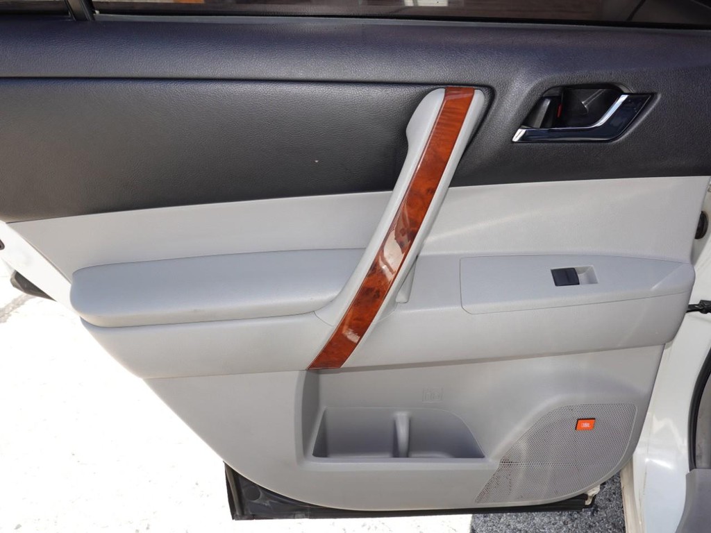 Toyota Highlander Vehicle Full-screen Gallery Image 21