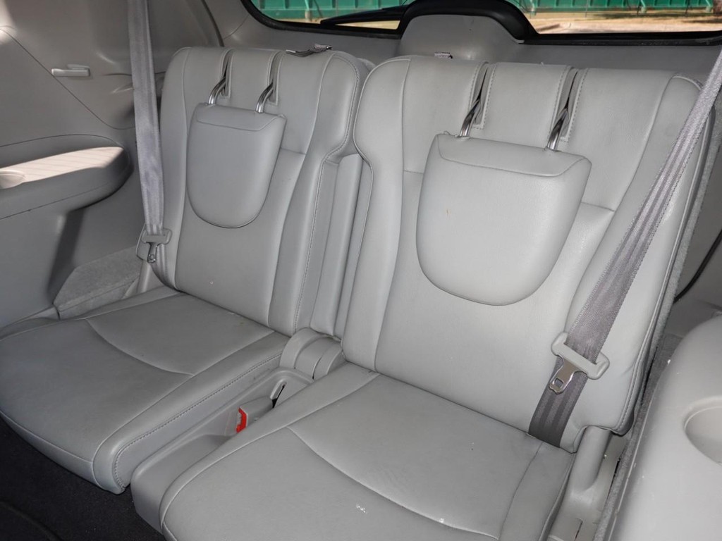 Toyota Highlander Vehicle Full-screen Gallery Image 22