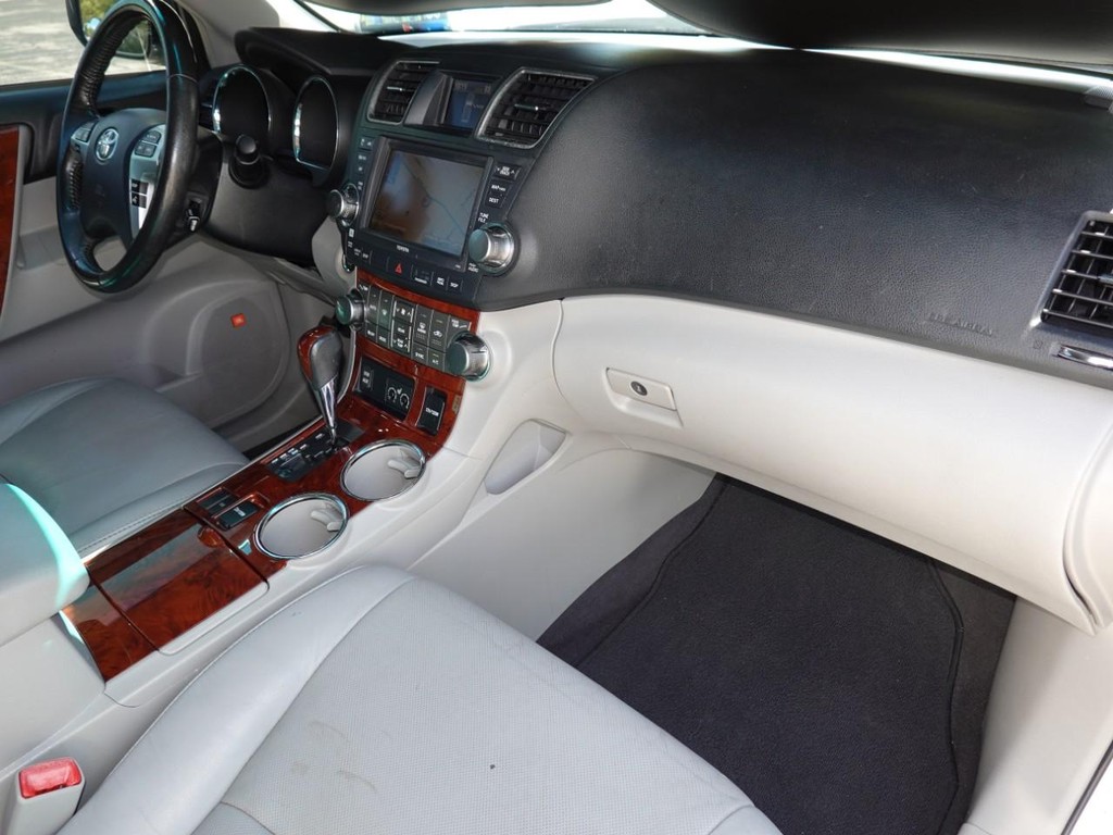 Toyota Highlander Vehicle Full-screen Gallery Image 23