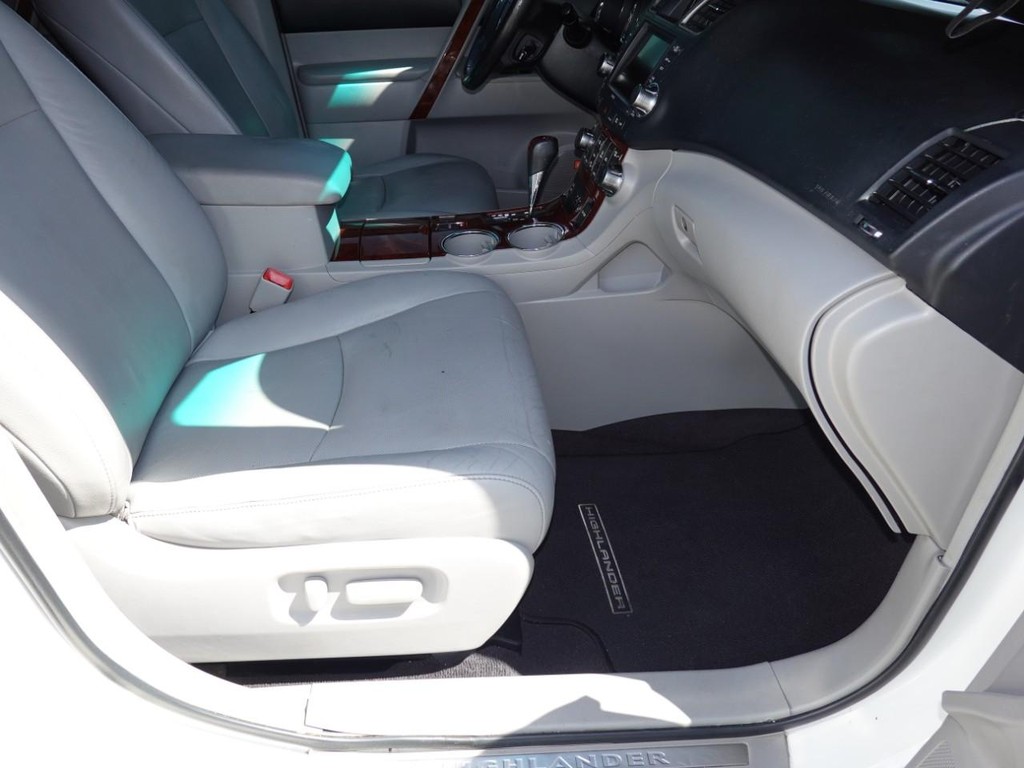 Toyota Highlander Vehicle Full-screen Gallery Image 24