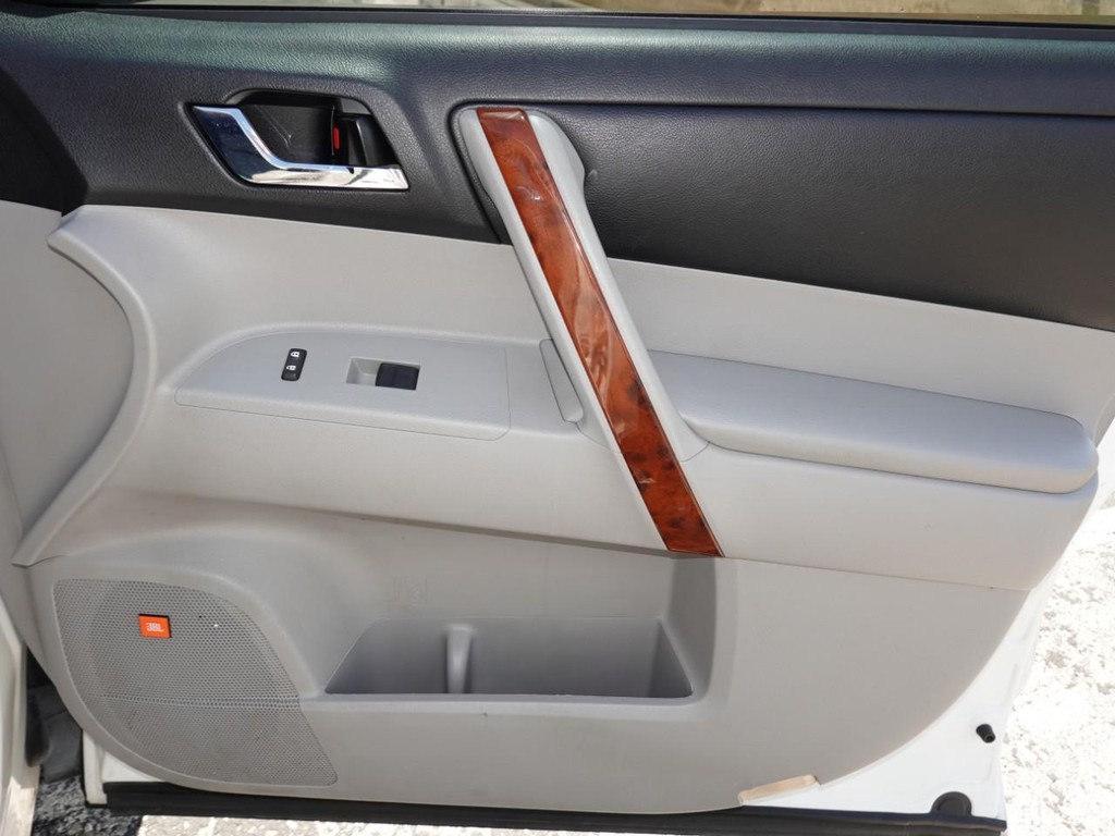 Toyota Highlander Vehicle Full-screen Gallery Image 25
