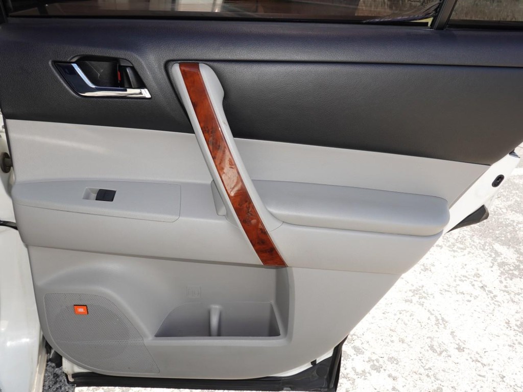 Toyota Highlander Vehicle Full-screen Gallery Image 27