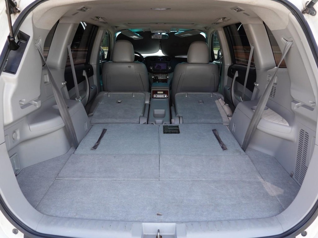 Toyota Highlander Vehicle Full-screen Gallery Image 29
