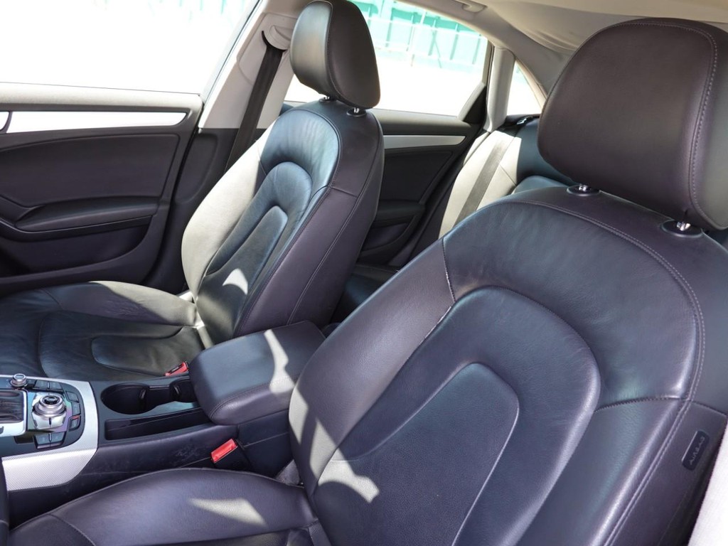 Audi A4 Vehicle Full-screen Gallery Image 15