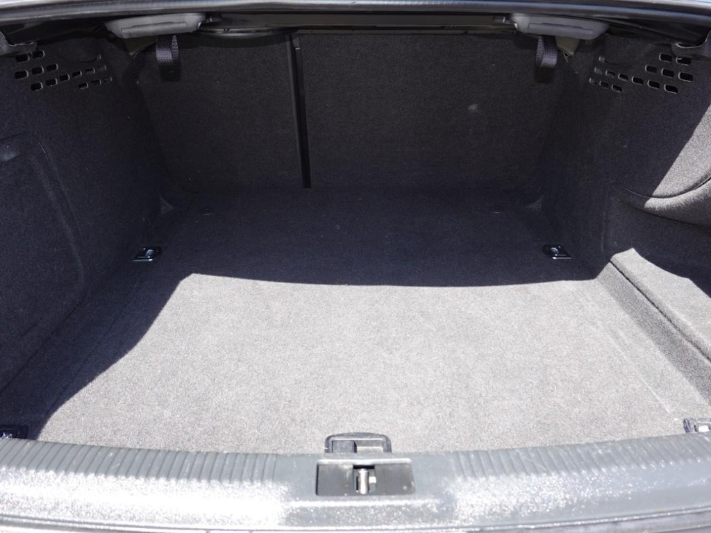 Audi A4 Vehicle Full-screen Gallery Image 26