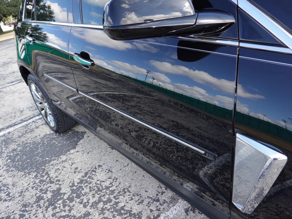 Cadillac SRX Vehicle Full-screen Gallery Image 11
