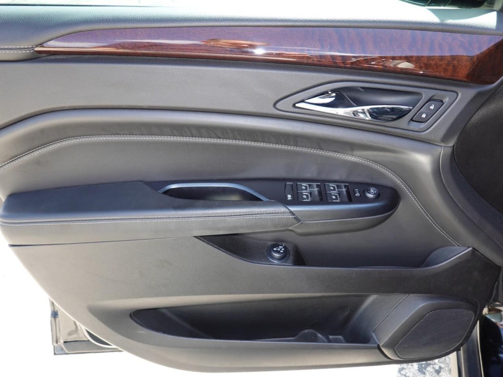 Cadillac SRX Vehicle Full-screen Gallery Image 18