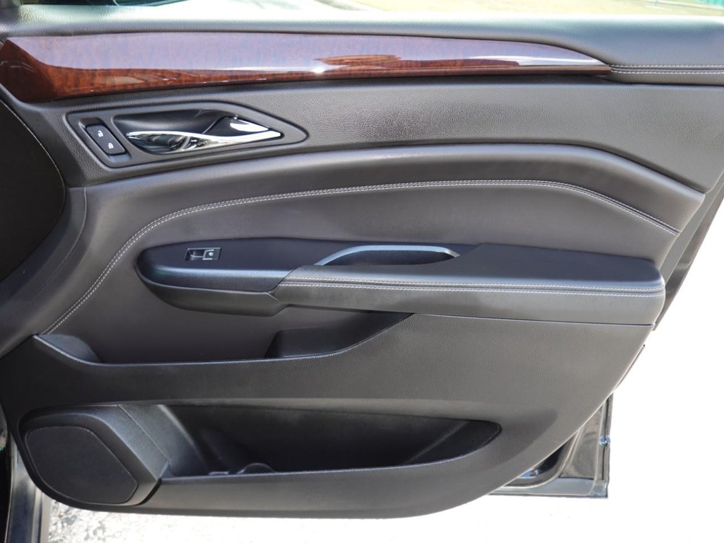 Cadillac SRX Vehicle Full-screen Gallery Image 23