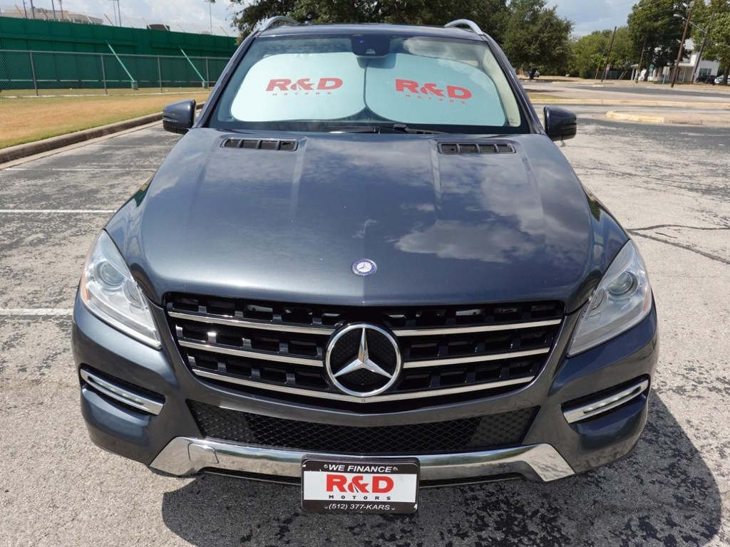 Mercedes-Benz M-Class Vehicle Full-screen Gallery Image 02