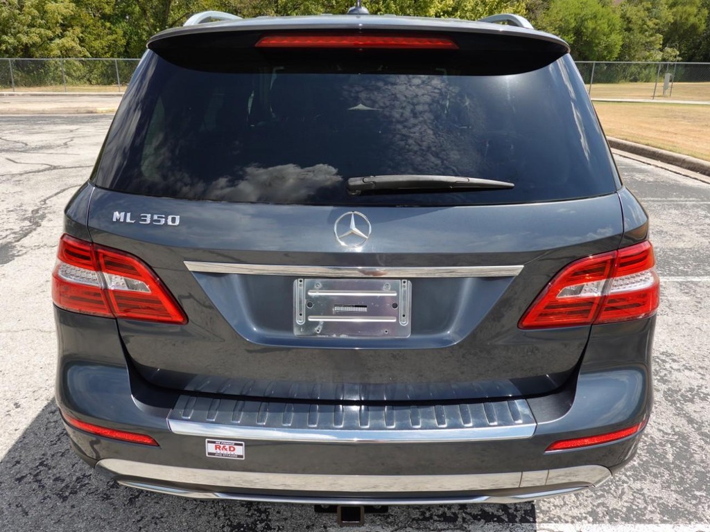 Mercedes-Benz M-Class Vehicle Full-screen Gallery Image 06