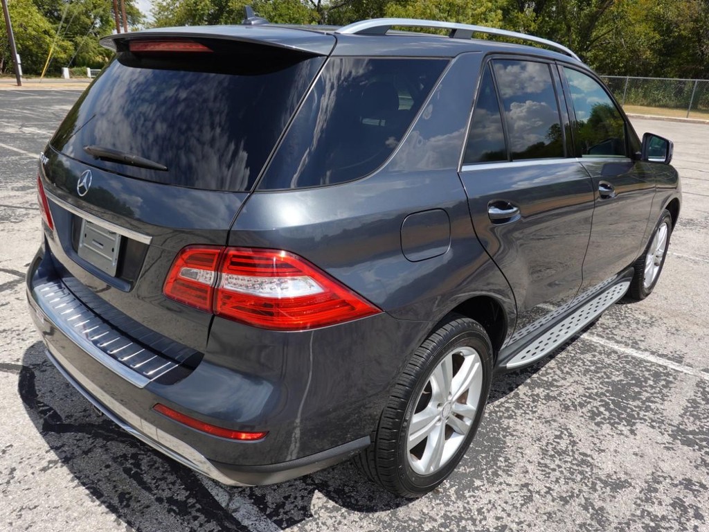 Mercedes-Benz M-Class Vehicle Full-screen Gallery Image 07