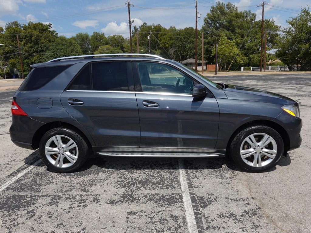 Mercedes-Benz M-Class Vehicle Full-screen Gallery Image 08