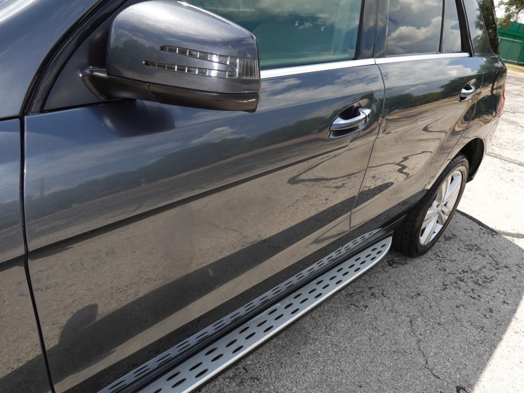 Mercedes-Benz M-Class Vehicle Full-screen Gallery Image 10
