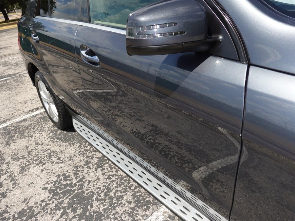 Mercedes-Benz M-Class Vehicle Full-screen Gallery Image 11