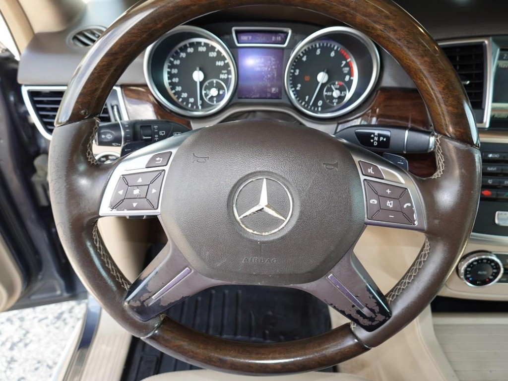 Mercedes-Benz M-Class Vehicle Full-screen Gallery Image 13