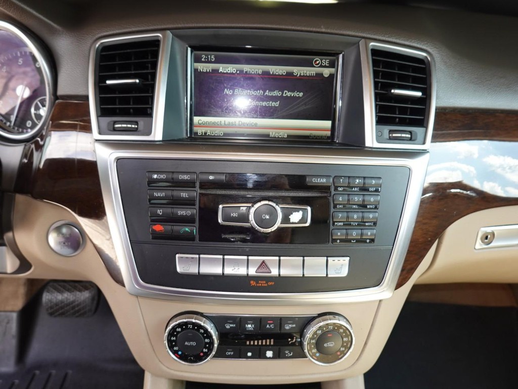 Mercedes-Benz M-Class Vehicle Full-screen Gallery Image 14
