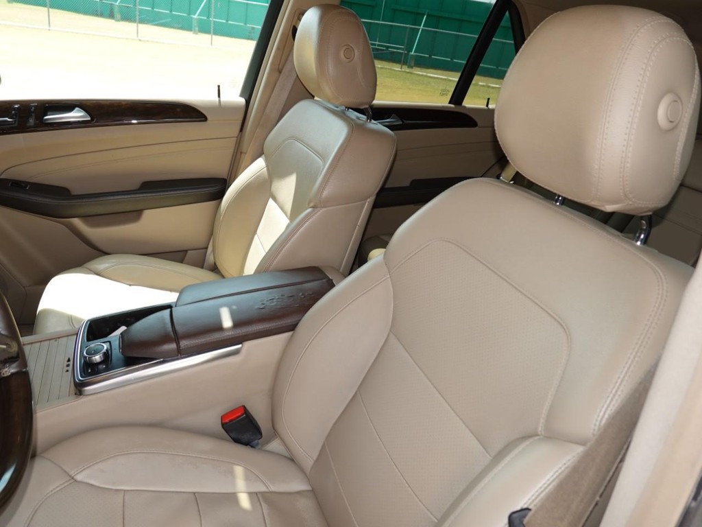 Mercedes-Benz M-Class Vehicle Full-screen Gallery Image 16