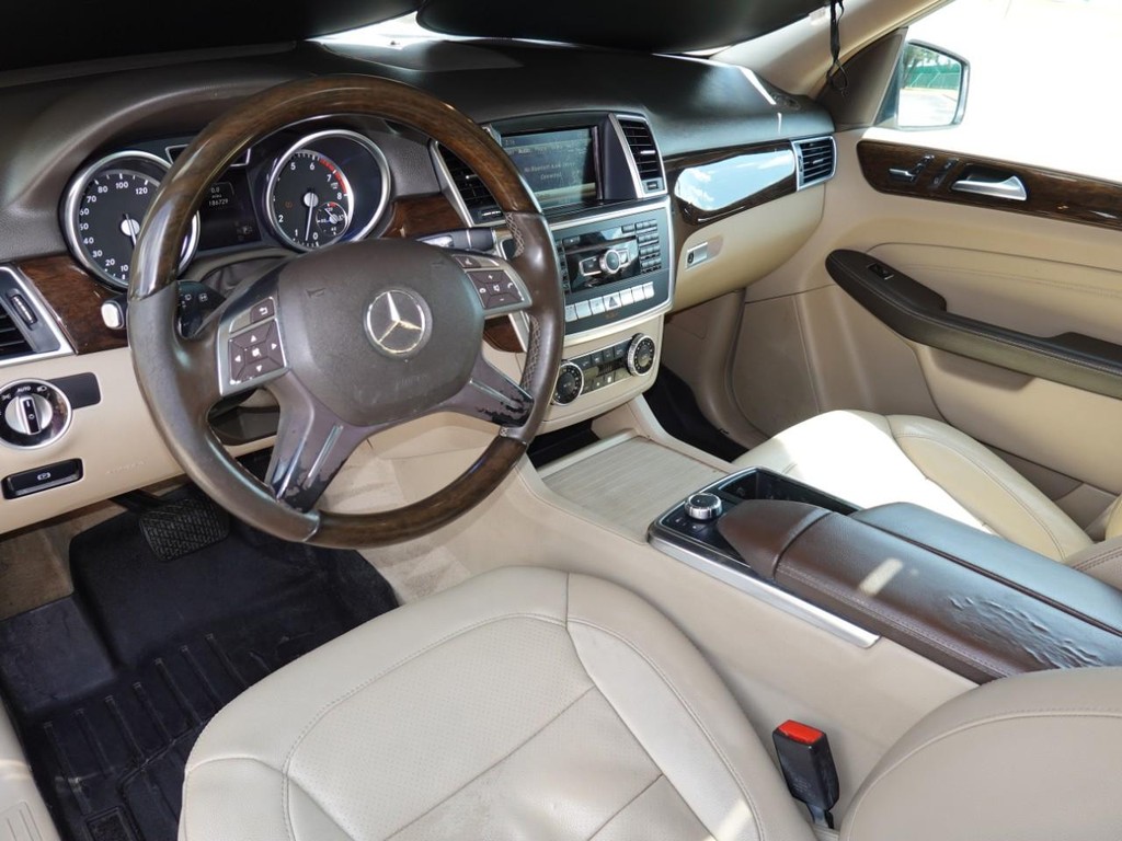 Mercedes-Benz M-Class Vehicle Full-screen Gallery Image 17