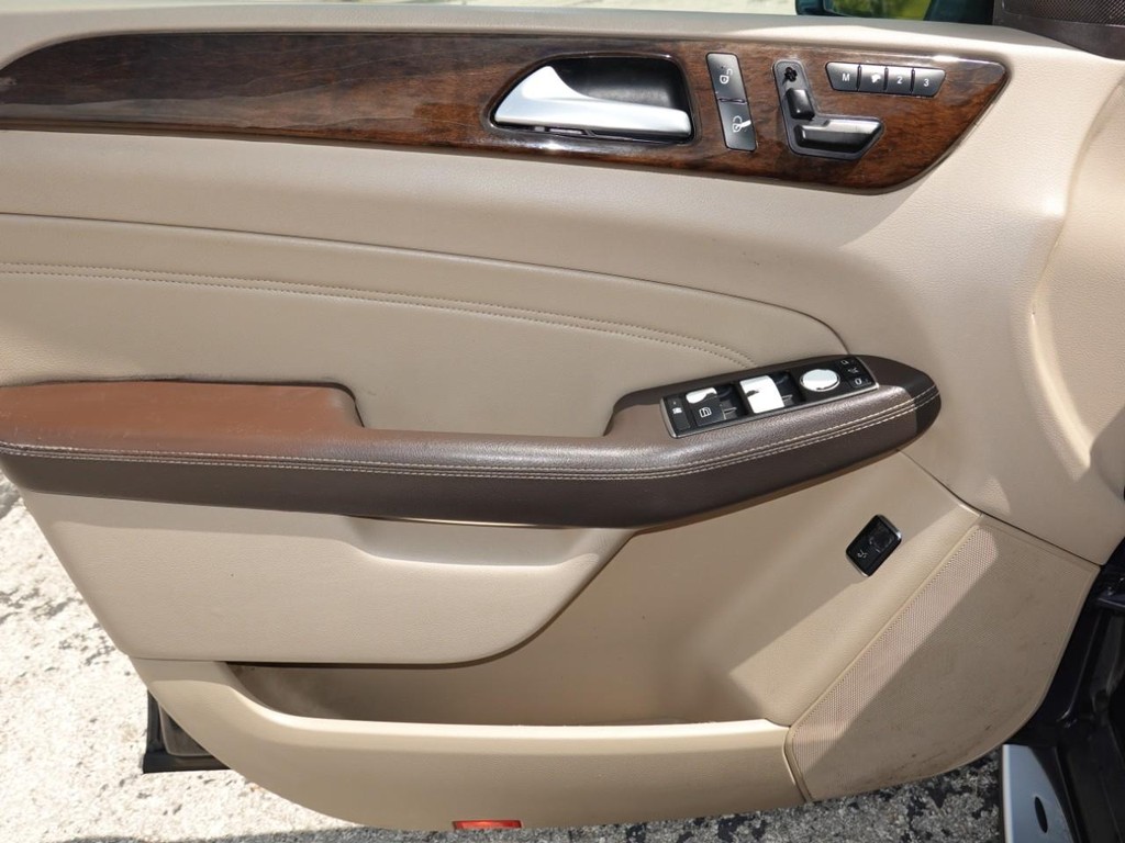 Mercedes-Benz M-Class Vehicle Full-screen Gallery Image 18